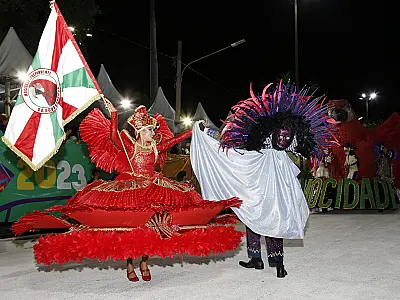 Mocidade da Nova Corumbá apresenta fantasias em festa na véspera de feriado