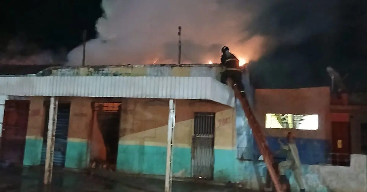 Incêndio em loja mobiliza três viaturas dos Bombeiros na madrugada
