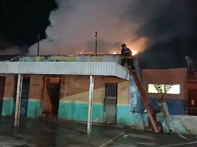 Incêndio em loja mobiliza três viaturas dos Bombeiros na madrugada