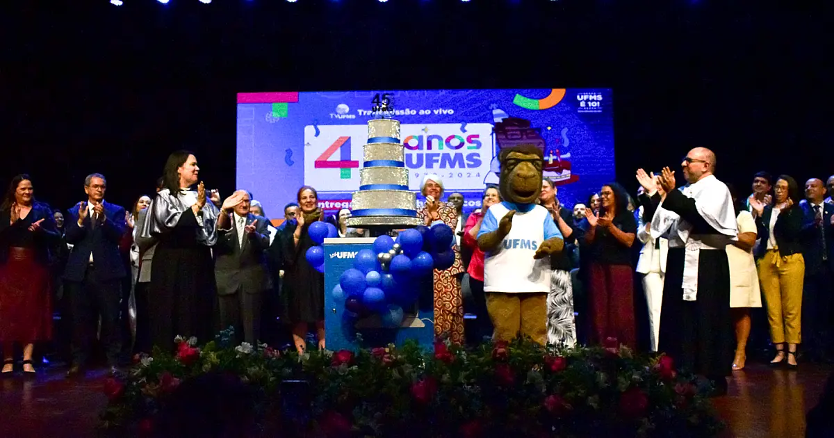 UFMS celebra 45 anos de história com homenagens a servidores e ex-alunos