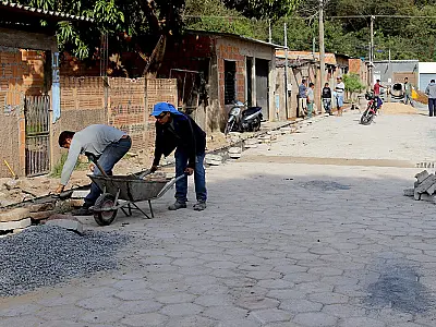 Obras de lajotamento avançam no Cravo Vermelho