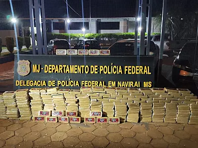 PF apreende 259kg de cocaína escondidos em fundo falso na cabine de caminhão