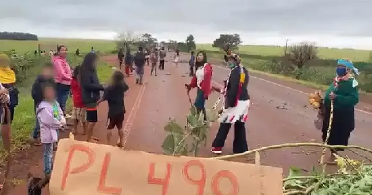 Indígenas bloqueiam rodovias de MS em protesto contra o Marco Temporal