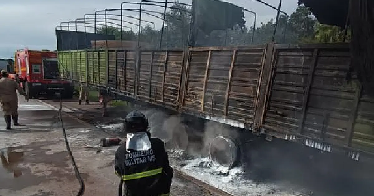 Caminhoneiro solta cabine para sobreviver a incêndio em carga de latas de tinta