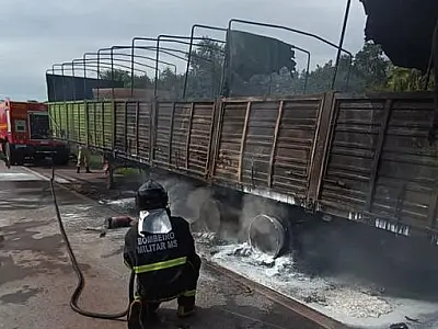 Caminhoneiro solta cabine para sobreviver a incêndio em carga de latas de tinta