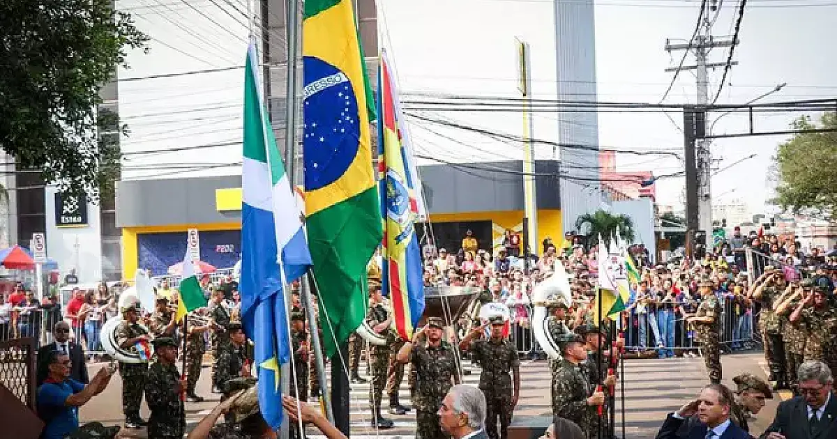 Cerca de 4 mil pessoas acompanham desfile cívico na capital