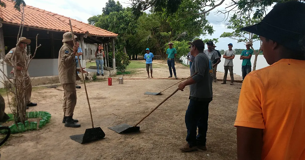 Funcionários de fazenda recebem treinamento para combate à incêndios florestais