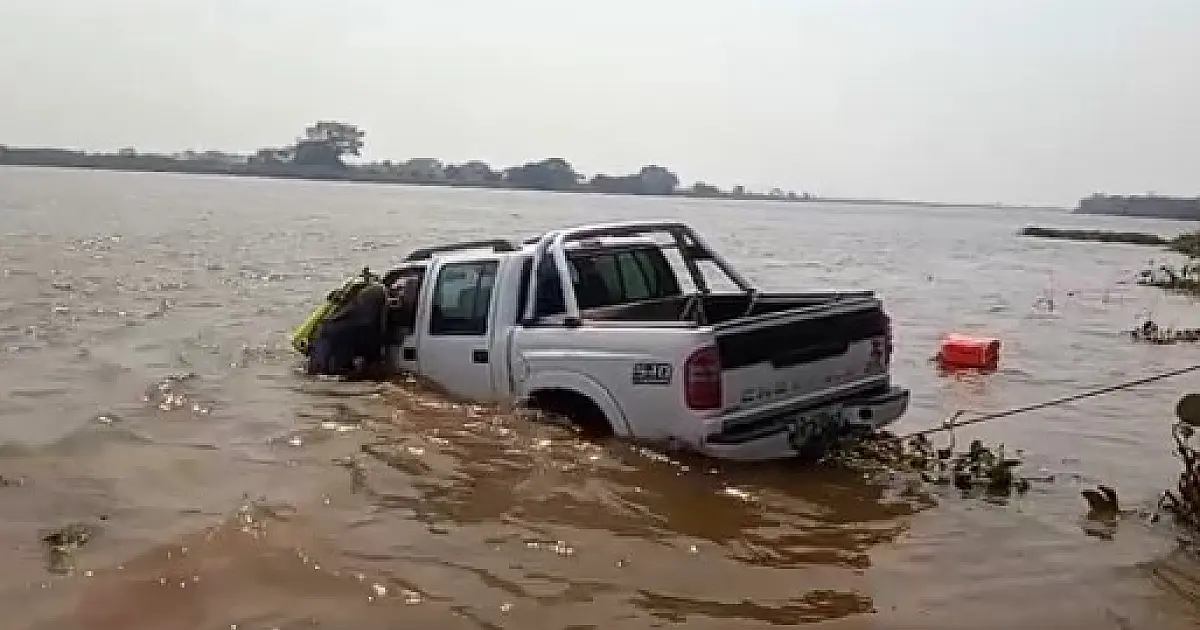 Bombeiros recuperam carro afundado no rio Paraguai