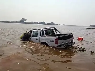 Bombeiros recuperam carro afundado no rio Paraguai