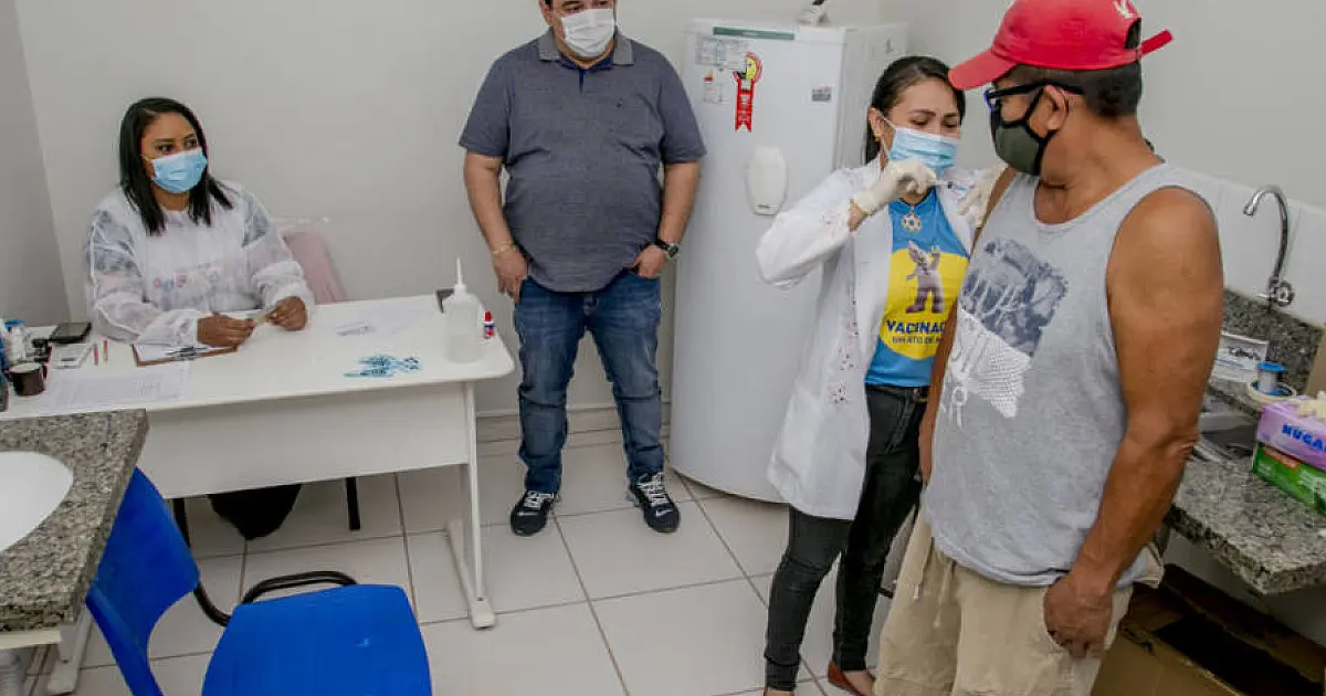 Corumbá aplica 4ª dose da vacina contra Covid-19 em pessoas com 40 anos