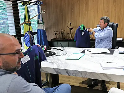 Alunos da Rede Estadual receberão duas camisetas de uniformes neste ano