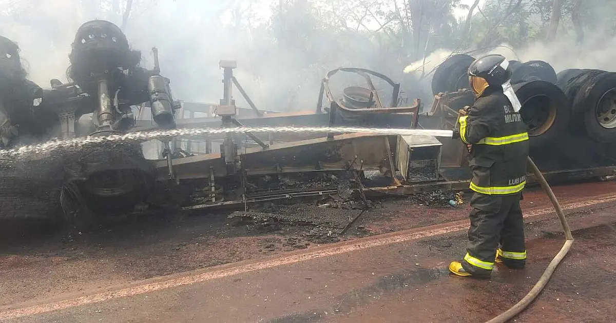 Caminhão que transportava papel pega fogo na BR 262