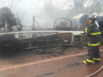 Caminhão que transportava papel pega fogo na BR 262