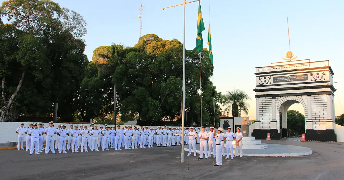 Dia da Vitória é celebrado com cerimônia em frente ao pórtico da Marinha