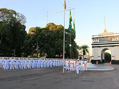 Dia da Vitória é celebrado com cerimônia em frente ao pórtico da Marinha