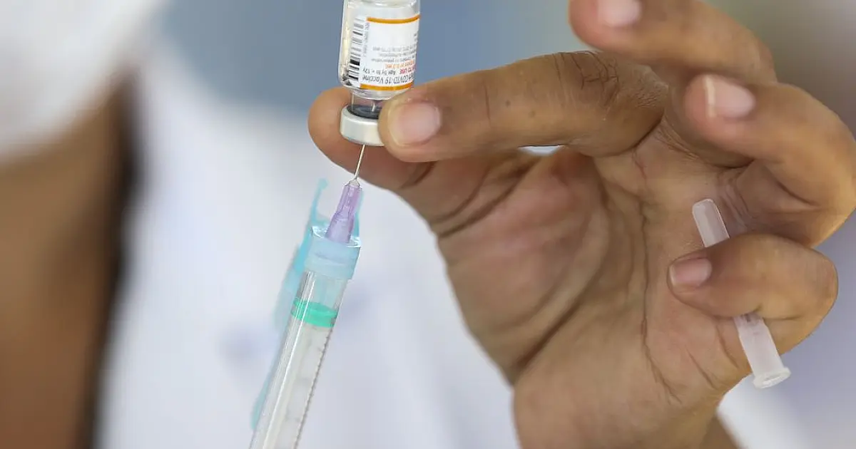 Em um ano de vacinação, quase 70% dos brasileiros já tomaram 2 doses