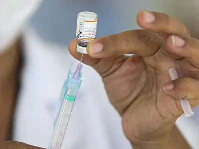 Em um ano de vacinação, quase 70% dos brasileiros já tomaram 2 doses