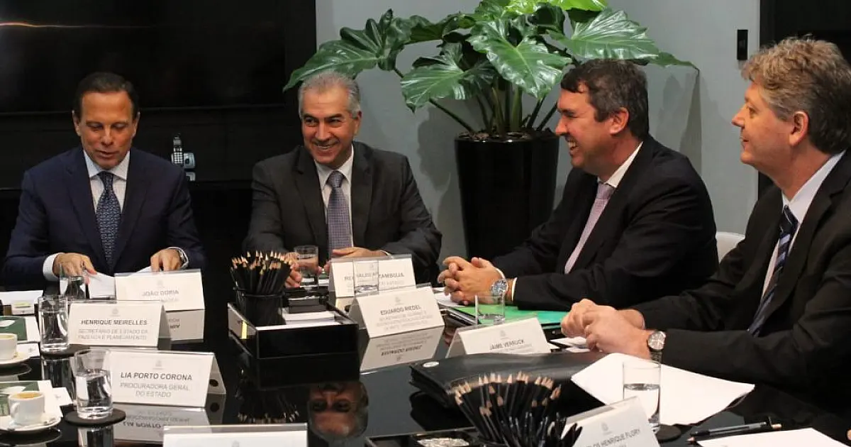 Eduardo Riedel discute com deputados projeto para antecipar reestruturação do Governo