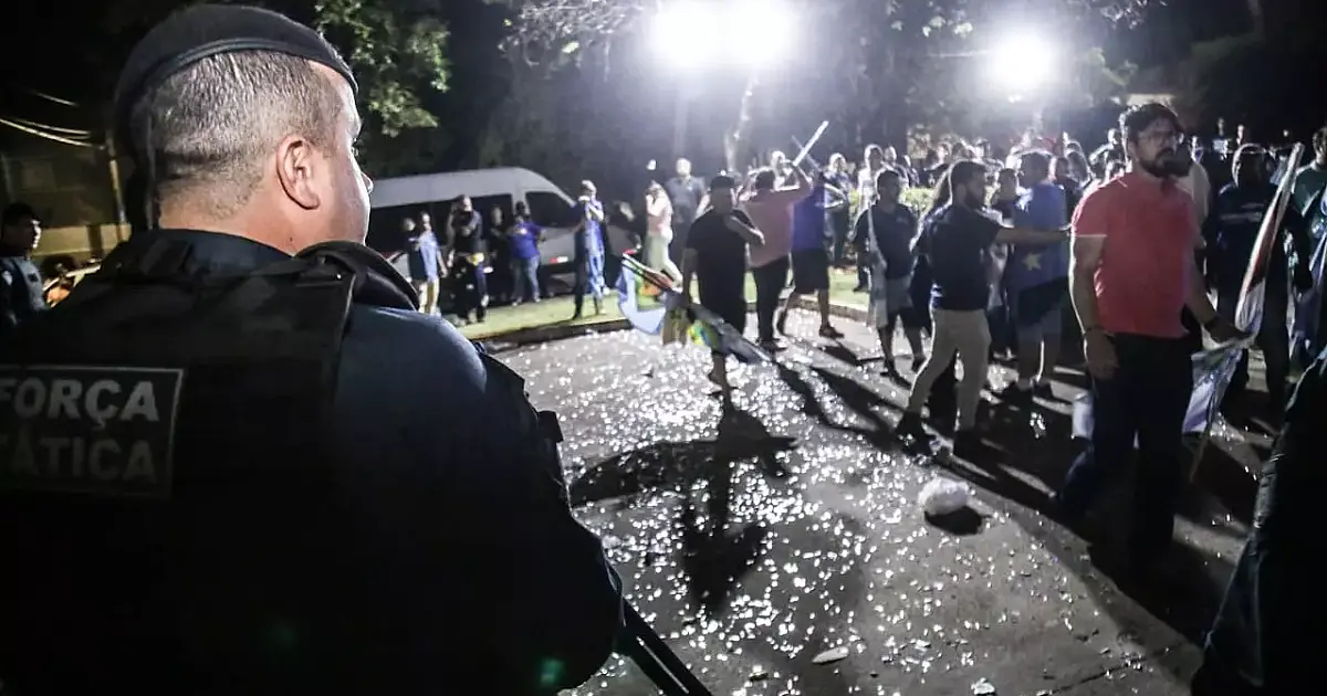Torcidas dos candidatos ao governo brigam durante durante debate e polícia precisa intervir