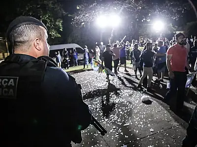 Torcidas dos candidatos ao governo brigam durante durante debate e polícia precisa intervir