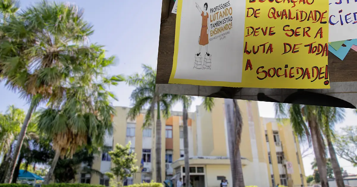 Greve da educação fecha 15 escolas municipais em Corumbá