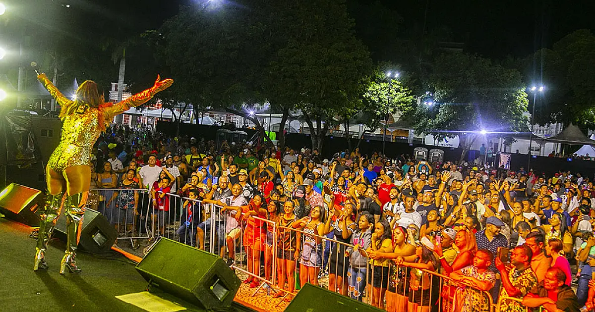Gilmelândia e Cibalena arrastam multidão para Praça Generoso Ponce