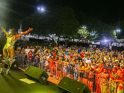 Gilmelândia e Cibalena arrastam multidão para Praça Generoso Ponce