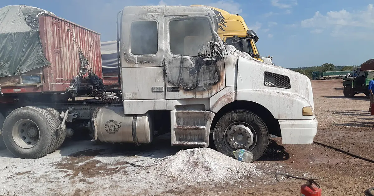 Carreta pega fogo no pátio da Agesa