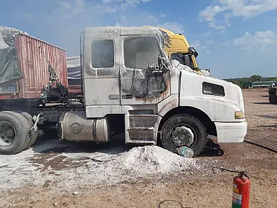 Carreta pega fogo no pátio da Agesa