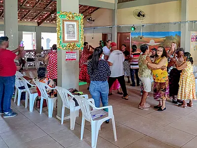 Baile anos 60 reúne idosos em manhã de música e integração no CCI