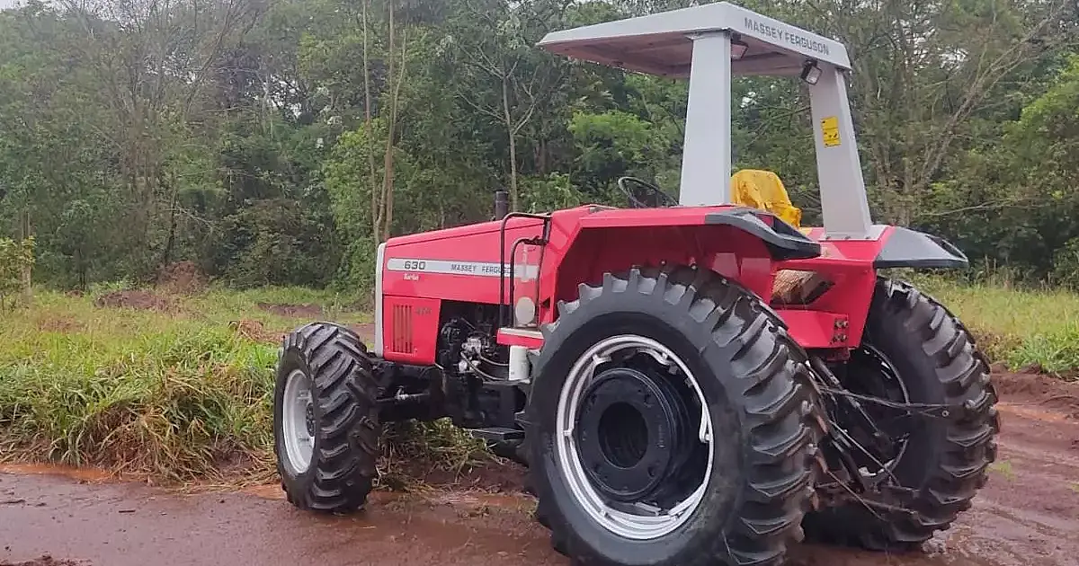 Ladrão abandona trator em estrada de MS após furtar em fazenda