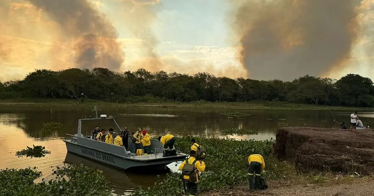 Lancha da Marinha leva brigadistas para combater incêndio no Tamengo