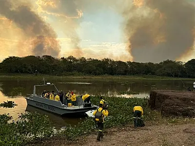 Lancha da Marinha leva brigadistas para combater incêndio no Tamengo