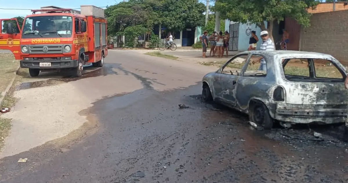 Carro pega fogo no bairro Loteamento Pantanal