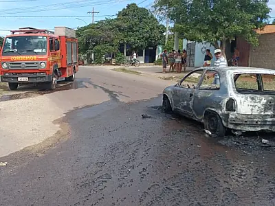 Carro pega fogo no bairro Loteamento Pantanal