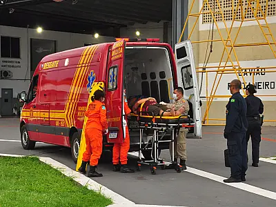 Aeronave resgata vítima de queda de moto com fratura na clavícula e costelas