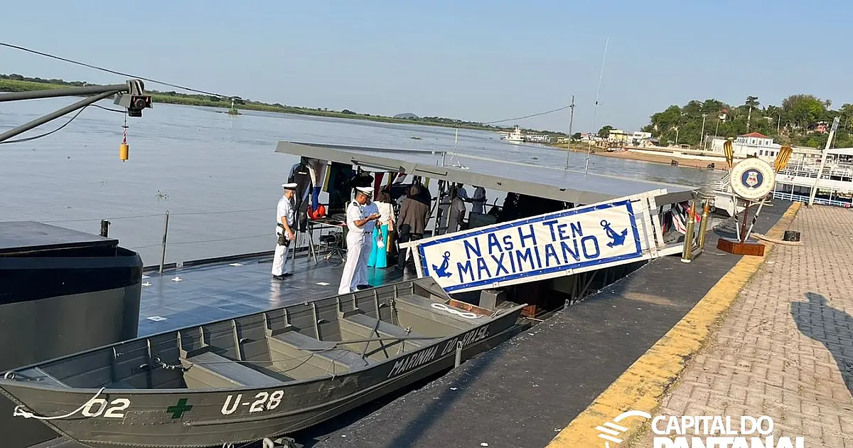 Navio de Assistência Hospitalar da Marinha está atracado no porto para visitação