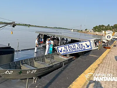 Navio de Assistência Hospitalar da Marinha está atracado no porto para visitação