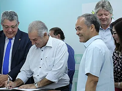 Governador assina convênios de R$ 22,9 milhões para obras em Ladário e outros cinco municípios