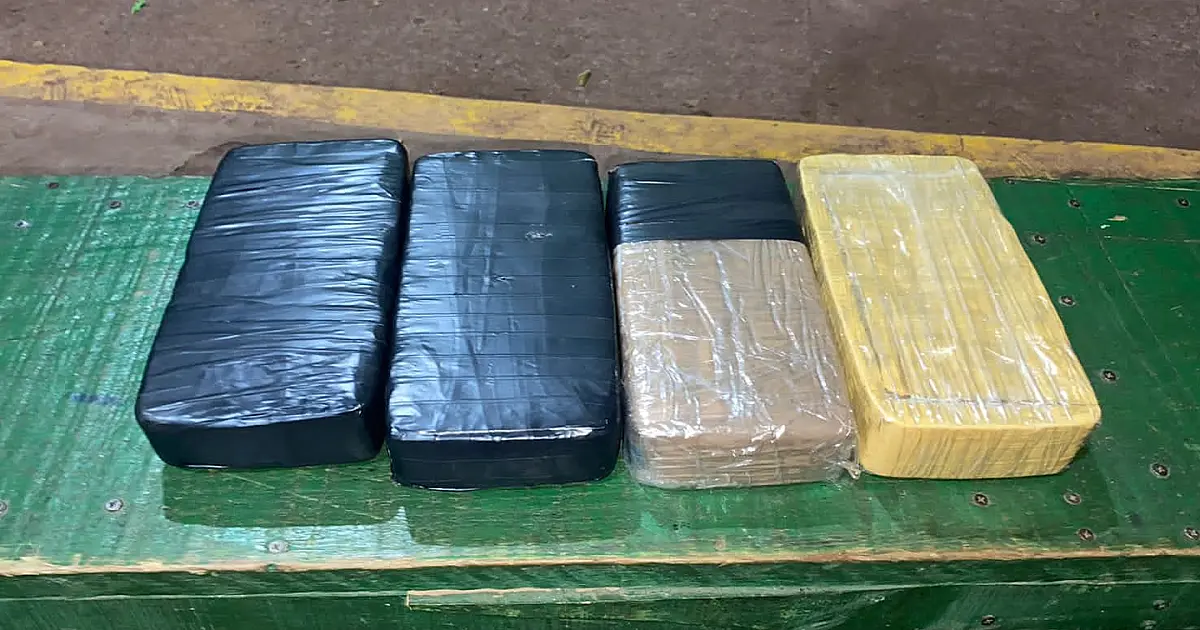 Flagrado com pasta base na poltrona de ônibus, brasileiro é preso em ação do Exército