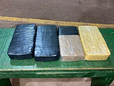 Flagrado com pasta base na poltrona de ônibus, brasileiro é preso em ação do Exército