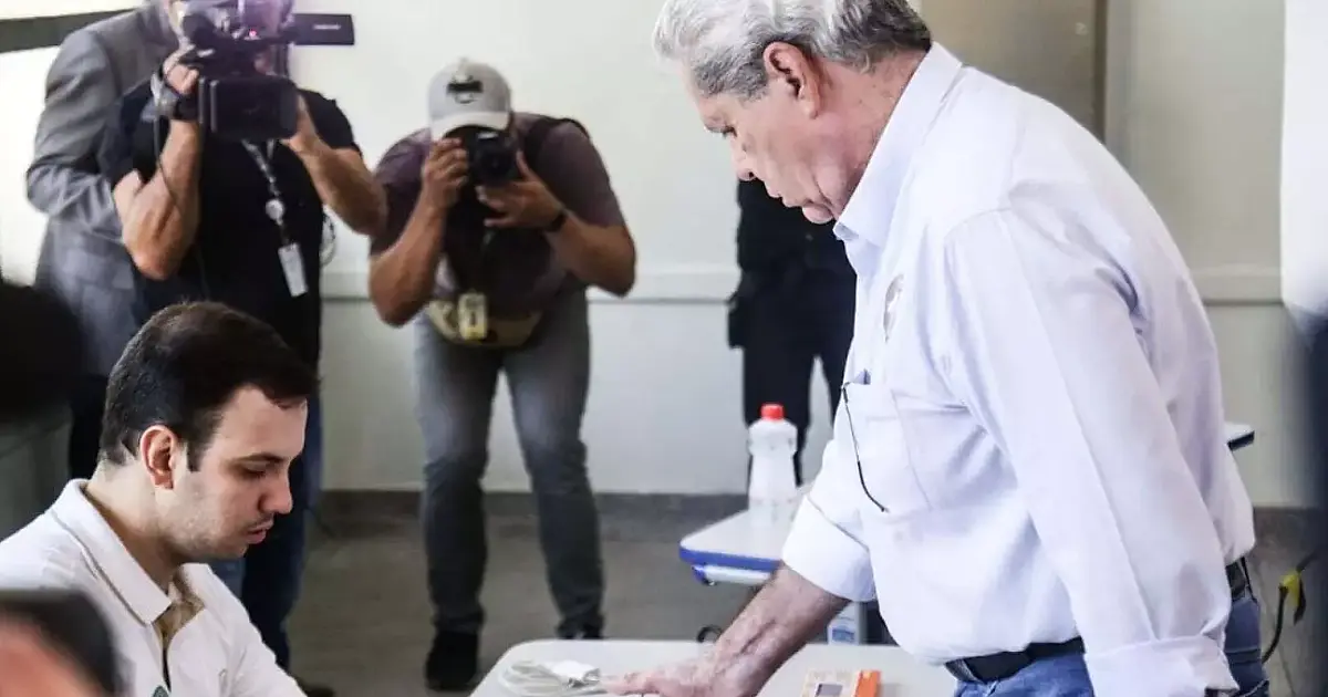 Puccinelli vota acompanhado da esposa e diz estar confiante na ida ao 2° turno
