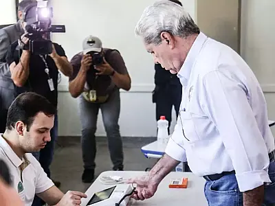 Puccinelli vota acompanhado da esposa e diz estar confiante na ida ao 2° turno