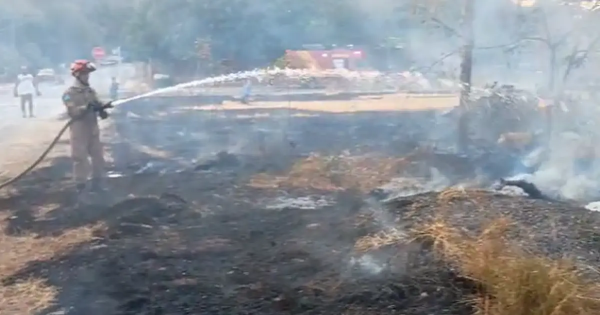 Bombeiros combatem incêndio em terreno baldio no bairro Cristo Redentor