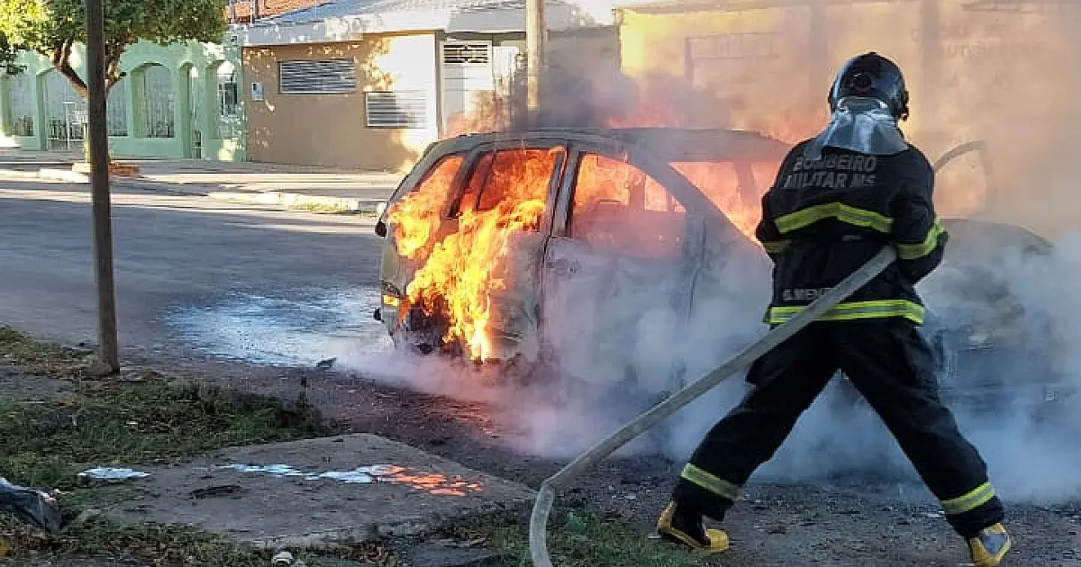 Bombeiros combatem incêndios em carro e residência