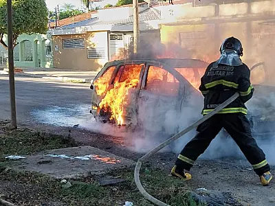 Bombeiros combatem incêndios em carro e residência