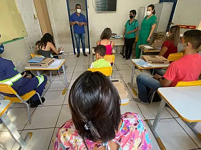 Reme retoma aulas com entrega de uniformes e kits de material em escolas