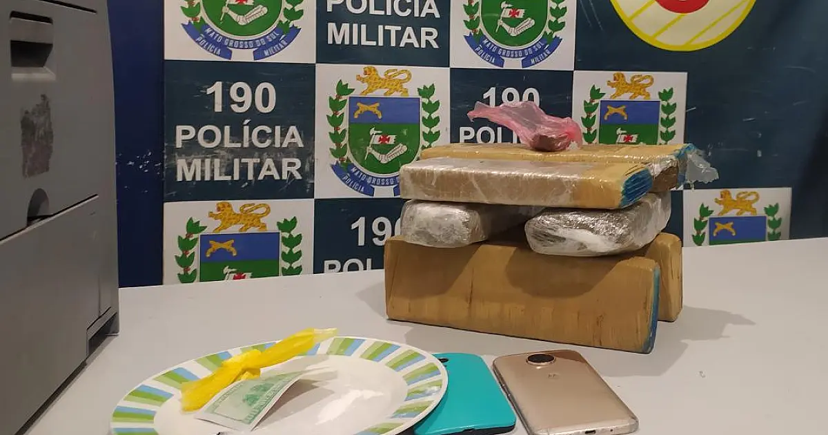 Dupla flagrada com 3,5 quilos de maconha é presa por tráfico