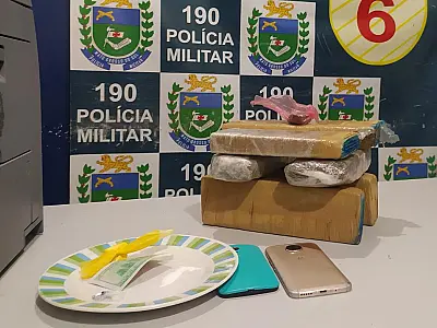 Dupla flagrada com 3,5 quilos de maconha é presa por tráfico