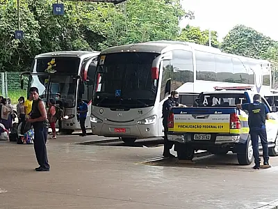 Dois ônibus clandestinos com destino à Corumbá são interceptados em Terenos